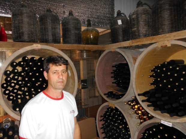 Na terça-feira estive na Linha Gava, em São Bento Alto, fui na Cantina Borgo Gava e conversei com o técnico em Agropecuária Adairton Ghislandi (foto) que trabalha na produção dos vinhos. Lucia Gava, esposa de Onévio Colombo também estava por lá e comentou que está satisfeita com as vendas, principalmente nos finais de semana com a visita dos turistas.