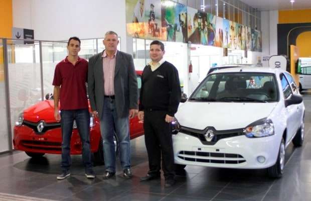 Marcelo Branco: Por aqui o PP e PSDB adversários tradicionais das últimas eleições vão estar no mesmo palanque 3 Foram entregues aos ganhadores no final da tarde da última terça-feira, 01, as chaves dos dois Renault Clio sorteados domingo, 29, por ocasião da Festa de São João Batista em São Bento Baixo, Nova Veneza. Os ganhadores foram Diego Sehnem, 28, de Forquilhinha e Rodrigo Casagrande, 37, de Jacinto Machado. A entrega foi feita nas dependências VipCar em Criciúma pelo coordenador dos festeiros e vereador presidente do legislativo neoveneziano, Betão Ranacoski. “Queremos agradecer ao público, aos ganhadores e a todos que se dispuseram a ajudar à comunidade de São Bento Baixo, principalmente as pessoas da nossa comunidade, que em espírito de união fizeram acontecer mais uma vez uma linda festa,” disse Betão.