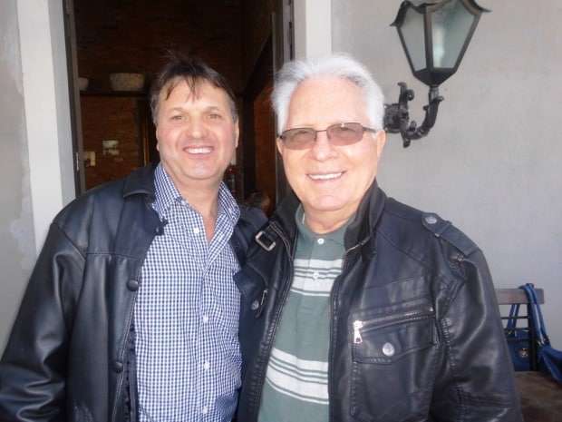 Marcelo Branco: Por aqui o PP e PSDB adversários tradicionais das últimas eleições vão estar no mesmo palanque 2 Conversei com Waldemar Colonetti e seu sobrinho Altemar Colonetti na festa da gastronomia. Waldemar é ex-Padre, morou em Roma, no Vaticano, quatro anos, nos tempos em que foi padre, inclusive estudou com o ex-Papa Joseph Ratzinger. Depois entrou para a política em Tubarão. Foi vereador, presidente da Câmara de Vereadores, e posteriormente assumiu chefia de gabinete da casa civil do então Governador Jorge Bornhausen, onde permaneceu no cargo por vários anos em outras gestões. Ele e o sobrinho Altemar Colonetti estão programando uma viagem para a Itália com familiares para 2015.