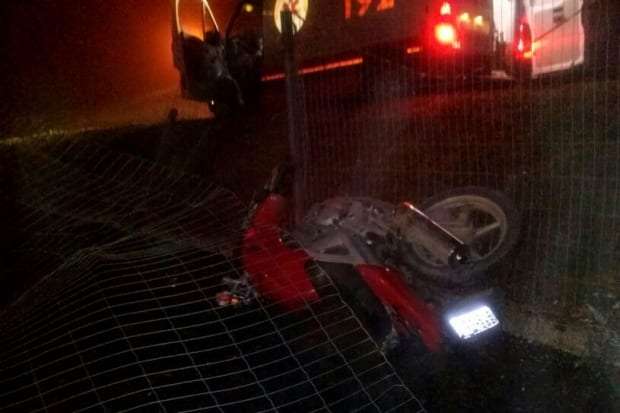 Motoqueiro embriagado sai da pista e bate em cerca de balneário em São Bento Baixo