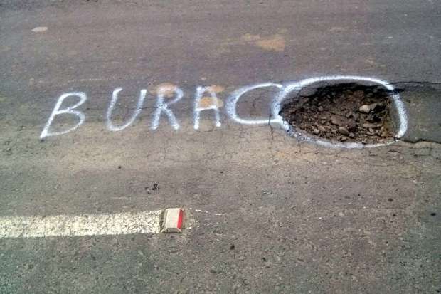 Protesto inusitado contra os buracos na SC-443