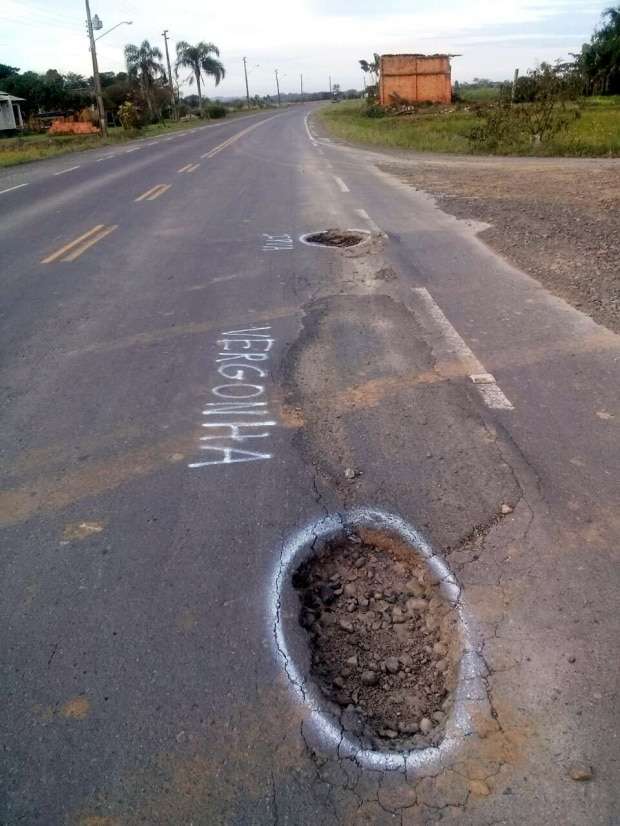 Protesto inusitado contra os buracos na SC-443