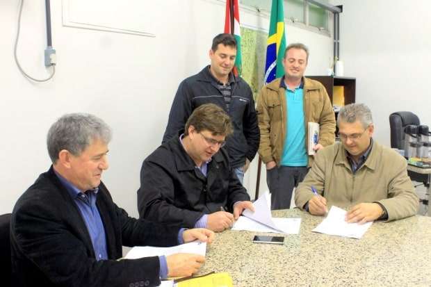 Evandro Gava assina mais de 500 mil em convênios para Nova Veneza