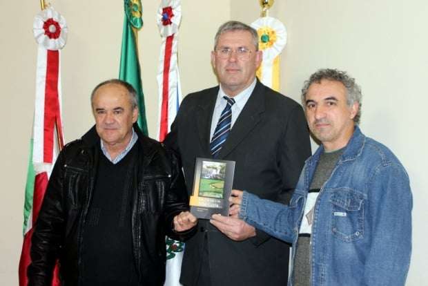 Autores do livro “Era uma vez o Rio Mãe Luzia” falam na Câmara de Vereadores de Nova Veneza 1 Autores do livro “Era uma vez o Rio Mãe Luzia” falam na Câmara de Vereadores de Nova Veneza