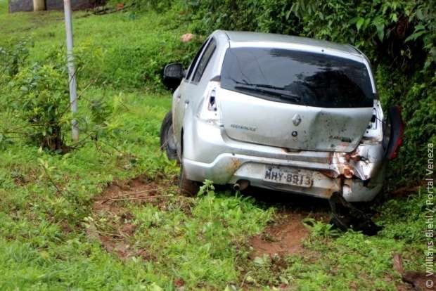 Carro roda na pista e cai na margem da SC-447