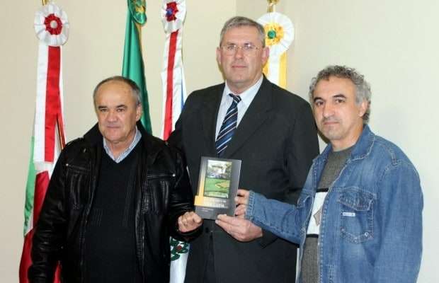 Marcelo Branco: A nossa constituição deveria ter artigos penalizando também o funcionário público que não cumpre bem o seu papel 3 Os autores do livro “Era uma vez o Rio Mãe Luzia”, professores, Nilso Dassi e Carlos Renato Carola, estiveram na Câmara de Vereadores de Nova Veneza na última quinta-feira, 10, para falar sobre a obra lançada no dia 3 de junho e que tem como personagem principal o rio que corta a cidade, o Mãe Luzia, que não possui mais vida há mais de 40 anos por conta da exploração do carvão. Na ocasião vereadores e membros da comunidade puderam realizar questionamentos aos dois professores.