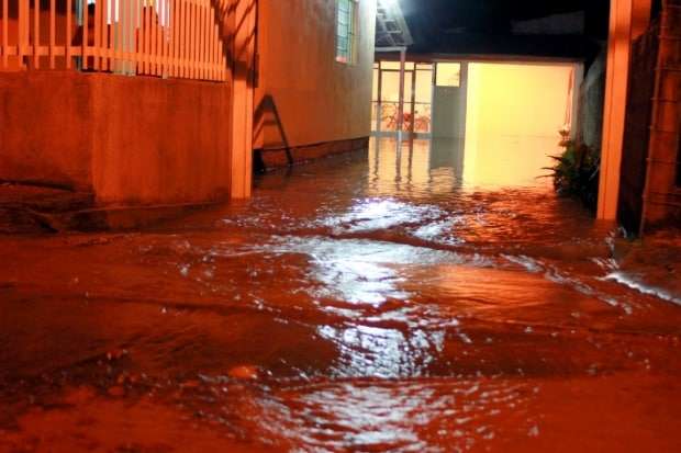 Cano estoura e parte de casa é inundada na Florença 2 Cano estoura e parte de casa é inundada na Florença