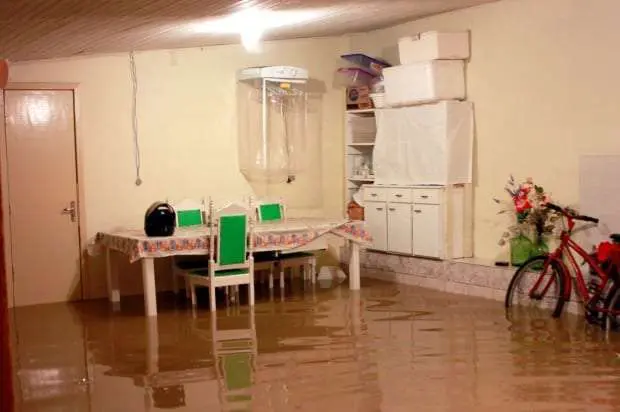 Cano estoura e parte de casa é inundada na Florença