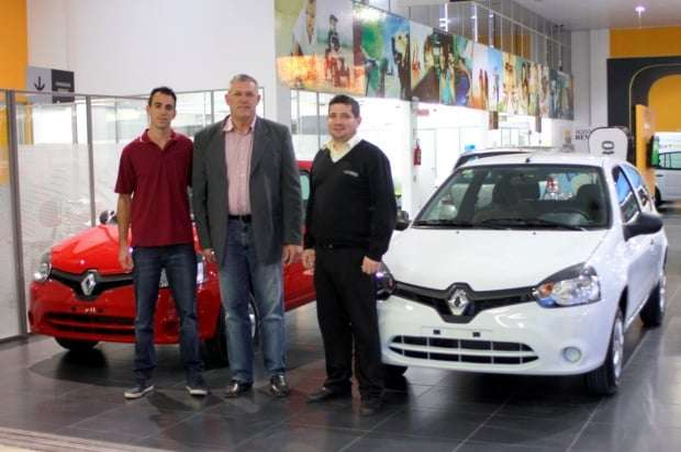 Ganhadores dos carros da Festa de São João recebem as chaves 1 Ganhadores dos carros da Festa de São João recebem as chaves
