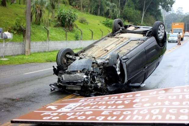 Motorista perde controle da direção e capota na SC-447 1 Motorista perde controle da direção e capota na SC-447