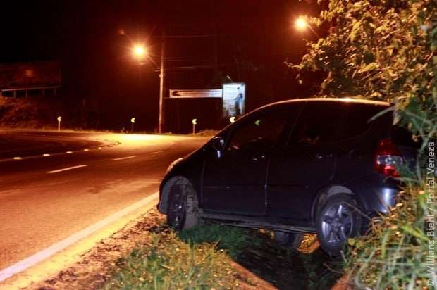 Ao perder controle da direção, condutora sai da pista na SC-447