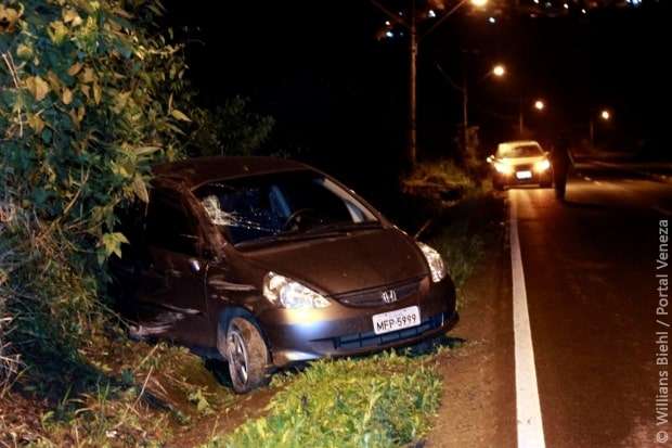 Ao perder controle da direção, condutora sai da pista na SC-447 1 Ao perder controle da direção, condutora sai da pista na SC-447