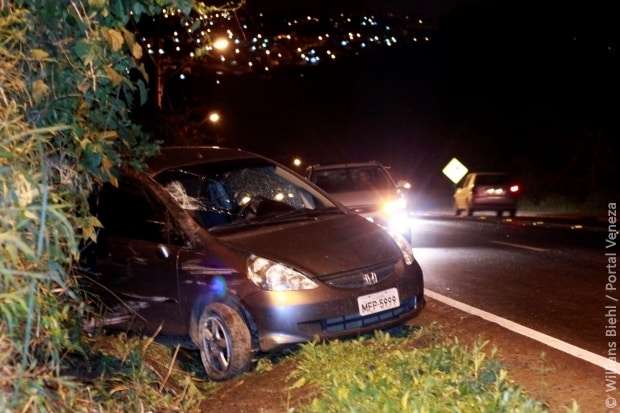 Ao perder controle da direção, condutora sai da pista na SC-447