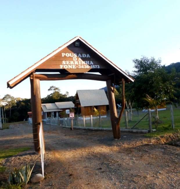 Já que estava no caminho fui conhecer a Pousada Serrinha do Altair Valdati que fica ao lado da barragem, em Siderópolis, e será inaugurada no dia 04 de agosto. Há no local três cabanas e um refeitório.