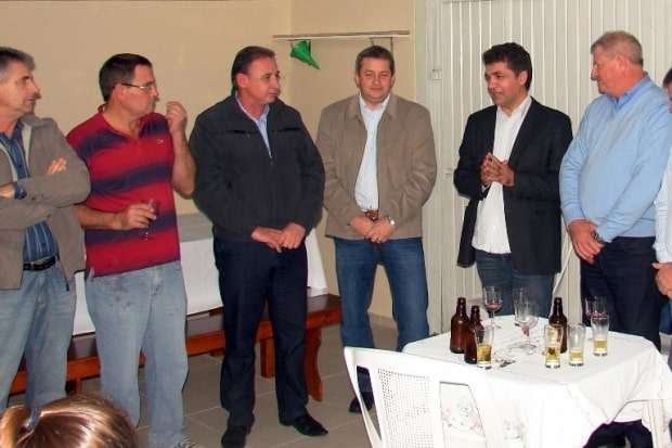 Marcelo Branco: A nossa constituição deveria ter artigos penalizando também o funcionário público que não cumpre bem o seu papel 2 O PSDB de Nova Veneza se reuniu recentemente em São Bento Baixo na residência de Leco Mandelli. Na oportunidade marcaram presença o Deputado Estadual Dóia Guglielmi, ex-prefeitos Clésio Salvaro e vereadores Dalto Bortolotto e Valmor Ugioni.