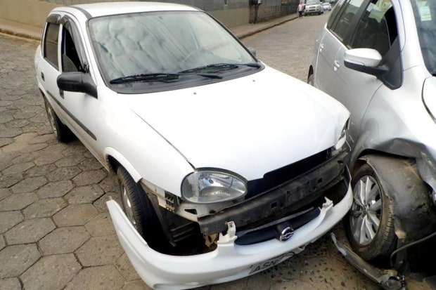 Ao não respeitar preferencial motorista provoca acidente no Caravaggio