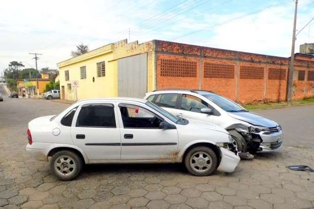Ao não respeitar preferencial motorista provoca acidente no Caravaggio