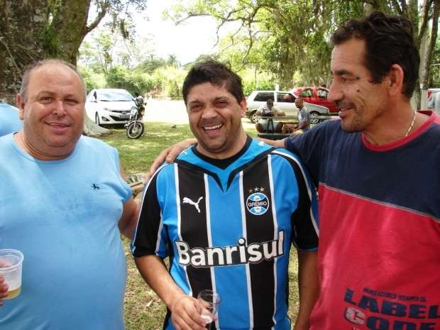 Marcelo Branco: Temos que registrar este fato porque a maioria dos políticos fala uma coisa e na prática faz outra 5 O Bar e Pesque-pague Cardoso, em Garuvinha,  e o Balneário da Dete próximo a São Bento Baixo, são de propriedade do Nelson Trindade e Claudete. No domingo à noite tem música ao vivo no Balneário e reúne um bom público. Confira. Na foto: radialista Nego da Rosa, Bumba e Nelson Trindade em recente evento.