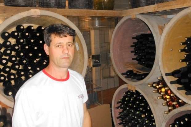 O Técnico Agrícola Adairton Ghislandi, formado pela Escola Técnica Federal de Camboriú há vários anos,  é o “braço-direito” de Onévio Colombo na produção da Cantina Borgo Gava.