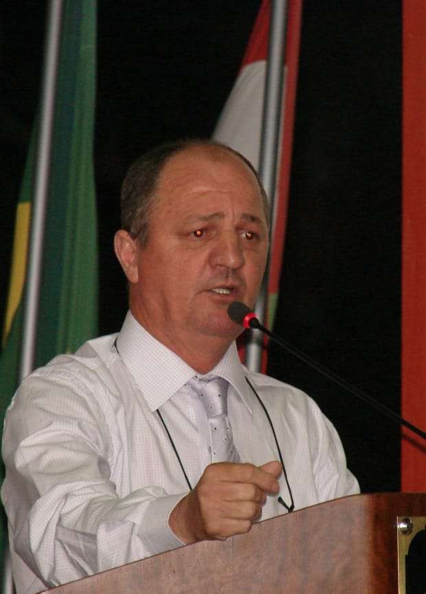 Marcelo Branco: Temos que registrar este fato porque a maioria dos políticos fala uma coisa e na prática faz outra 3 O vereador Vanderlei Spillere (PMDB) na sessão desta quinta-feira da Câmara de Vereadores fez críticas contundentes à prefeitura sobre o atraso das obras em Caravaggio. Spillere abordou o trevo de acesso ao parque industrial de Caravaggio que não vai mais sair, agora será feito somente um trevo alemão que segundo Vanderlei não é o ideal, outro assunto abordado foi o projeto da construção do novo posto de saúde que seria construído no Bairro Baixada mas não será mais naquele local, e há também uma rua que será asfaltada no centro da cidade e a previsão para a conclusão era março deste ano.