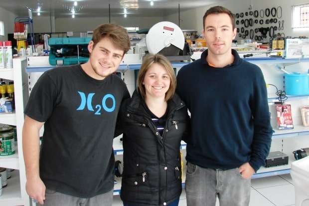 Marcelo Branco: “vou respeitar meu partido nestas eleições estaduais mas não vou sair de braço dado com os tucanos por aí...” 2 Mateus, Glaci e Kleiton da Comercial Stanger que fica nas proximidades da Praça Pietro Bortolotto. É uma nova opção para a sua construção. Fone: (48) 3436-1091