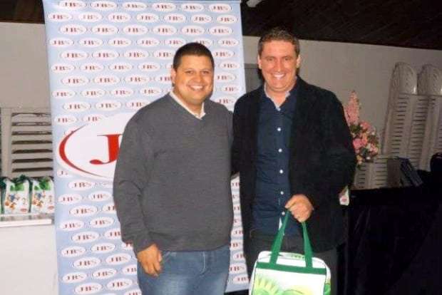 JBS premia avicultores