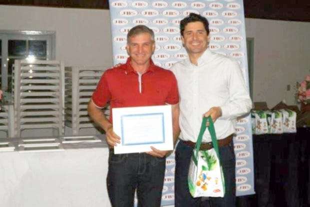 JBS premia avicultores