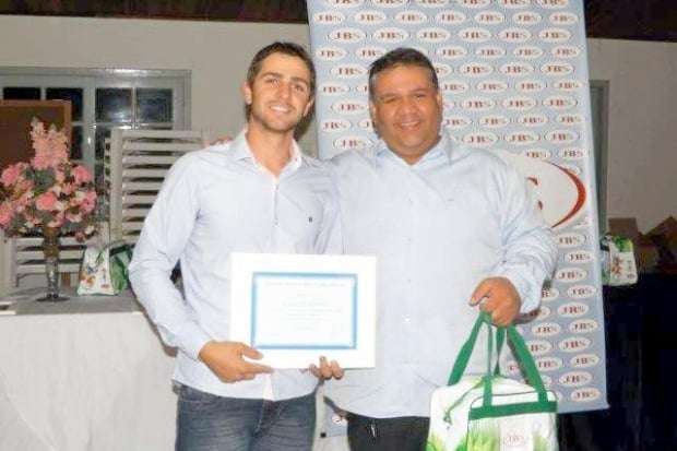 JBS premia avicultores