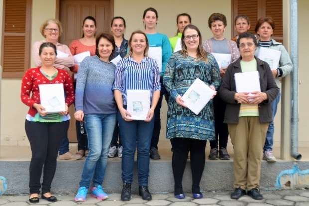 Clube de Mães aprendem técnica de bordado francês