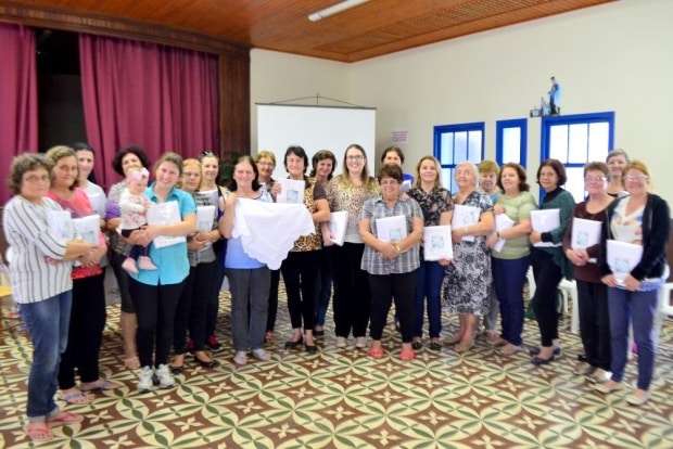 Clube de Mães aprendem técnica de bordado francês