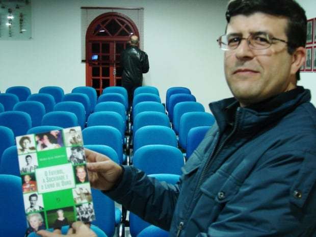 A taça Mario Crippa de bocha em Nova Veneza foi uma homenagem a este ilustre neoveneziano. A indicação foi do vereador Eloir “Biro-Biro” Minatto (PSD). Na foto o neto Emerson Crippa com o livro que fala de familiares.