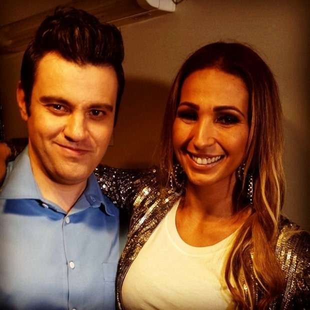 André Silveira tirando uma casquinha da Valeska Popozuda antes das gravações.