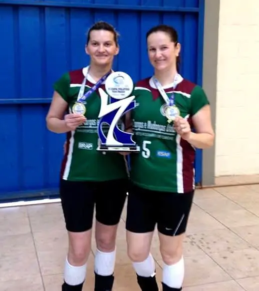 Suzana Mondardo Gava e Isabel Gava De Borba, campeãs da V Copa Pelotas de Voleibol Master.