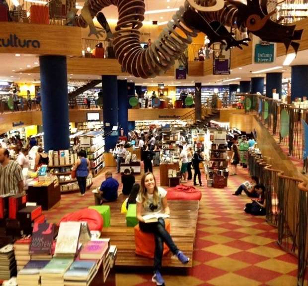 Em passeio pela Livraria Cultura de São Paulo... Camila Tromm.
