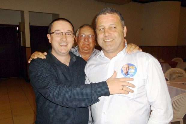 Esta cena nas eleições municipais  não seria comum para  estas  eleições estaduais “misturou” progeressistas e tucanos. Dudu Kirchner emplacou o “45” no ex-vereador do PP Nelson Mondardo, tudo avalizado pelo “primeiro-sogro” Celeste Destro. Dudu disse ao Nelson: “ quando for dormir bota este adesivo no pijama,  se não der alergia...tamo junto.”