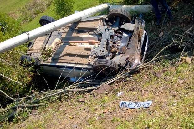 Carro sai da pista, capota e motorista leva choque elétrico na NVA-150