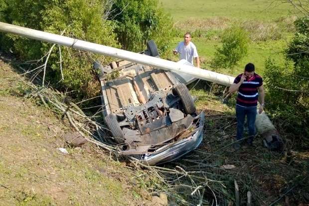 Carro sai da pista, capota e motorista leva choque elétrico na NVA-150