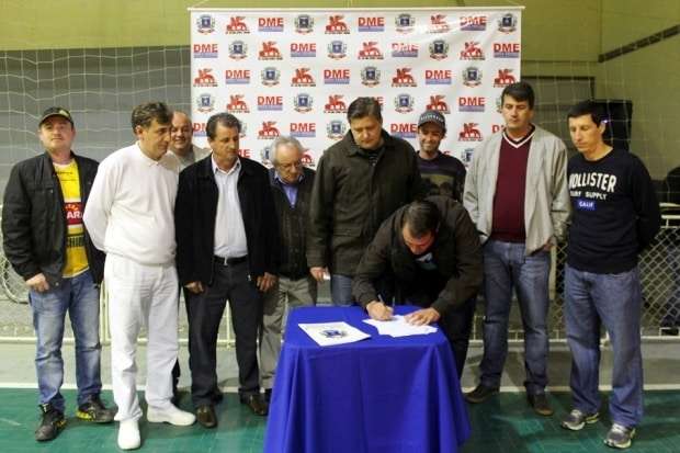Prefeitura de Nova Veneza assina reforma do Ginásio de Esportes