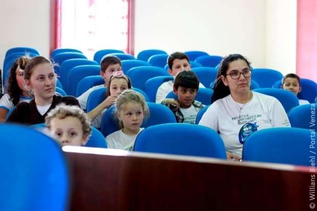 Vereador recebe alunos da Escola Municipal Vila Maria