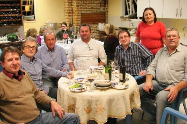 Na terça-feira o presidente da Câmara de Vereadores Betão e a esposa Adris reuniram na sua casa amigos e familiares para um saboroso jantar. O cardápio foi minestra com os tradicionais acompanhamentos e saladas, regados a um bom vinho. No evento o jovem empresário Dudu Kirchner foi convidado “ oficialmente” para ingressar no PMDB.