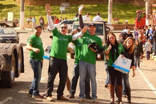 Marcelo Branco: “vou respeitar meu partido nestas eleições estaduais mas não vou sair de braço dado com os tucanos por aí...” 5 : A décima edição da festa do camioneiro em Caravaggio no domingo foi um sucesso de público e a participação de centenas de caminhões. O Rotary Club de Caravaggio que organiza o evento. O coordenador geral foi Arlindo da Silva.