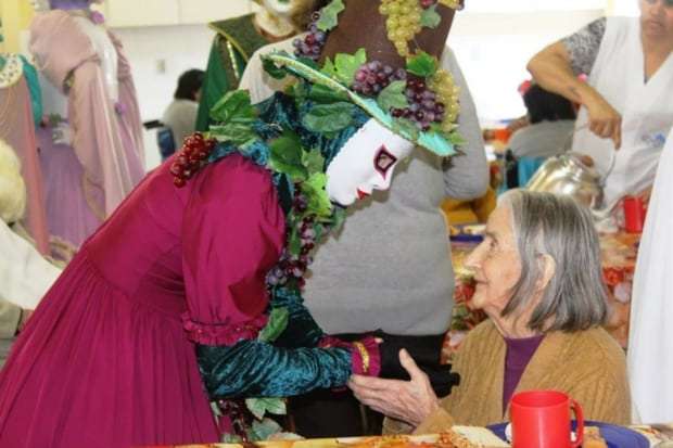 No último domingo, os personagens do Carnevalle di Veneza, as integrantes dos Clubes de Mães e da Associação Feminina de Assitência Veneziana (Afave) passaram a tarde junto com os 69 moradores do Asilo São Vicente de Paulo, em Criciúma. Além de alegrar os idosos e proporcionar um café, o grupo doou alimentos, materiais de limpeza e de higiene pessoal, fraldas geriátricas e cachecóis e tocas produzidos pelas mães.