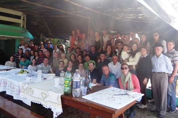 No último domingo, 17, os descendentes de João de Mattia se reuniram para celebrar a 14ª festa da Família De Mattia. O encontro aconteceu em São Bento Baixo, na residência do anfitrião Valdecir José De Mattia. A próxima edição, marcada para agosto do ano que vem, já teve o local sorteado, será na casa de Martins de Mattia.