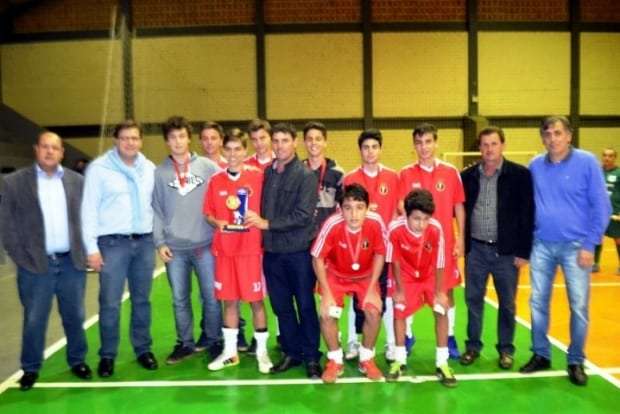 Campeões do Municipal de Futsal de Nova Veneza comemoram a taça