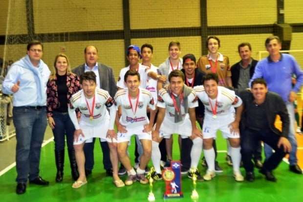 Campeões do Municipal de Futsal de Nova Veneza comemoram a taça