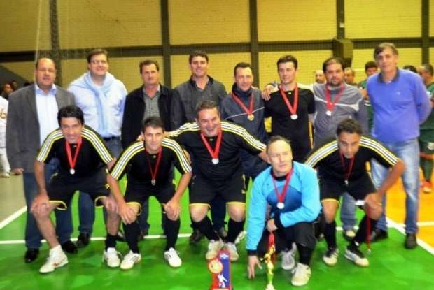 Campeões do Municipal de Futsal de Nova Veneza comemoram a taça