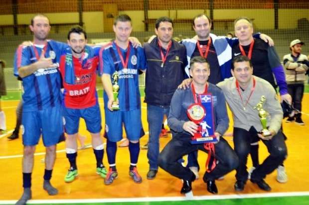 Campeões do Municipal de Futsal de Nova Veneza comemoram a taça