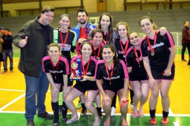 Campeões do Municipal de Futsal de Nova Veneza comemoram a taça