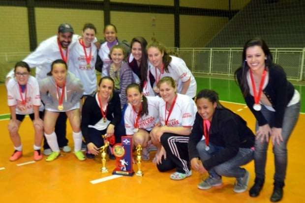 Campeões do Municipal de Futsal de Nova Veneza comemoram a taça