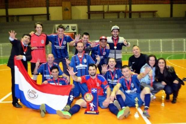 Campeões do Municipal de Futsal de Nova Veneza comemoram a taça